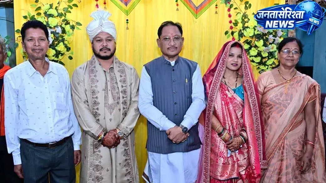मुख्यमंत्री विष्णुदेव साय ने भतीजे के विवाह में शामिल होकर नवदंपति को दिया आशीर्वाद मुख्यमंत्री विष्णुदेव साय ने भतीजे के विवाह में शामिल होकर नवदंपति को दिया आशीर्वाद