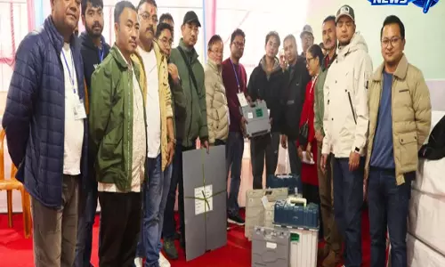 पोलिंग कर्मियों ने समनडेन बूथ के लिए लंबी यात्रा की शुरू