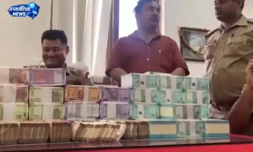कॉस्मेटिक कारोबारी 16 लाख कैश के साथ पकड़ा गया, बोरे में था पूरा नई करेंसी कॉस्मेटिक कारोबारी 16 लाख कैश के साथ पकड़ा गया, बोरे में था पूरा नई करेंसी