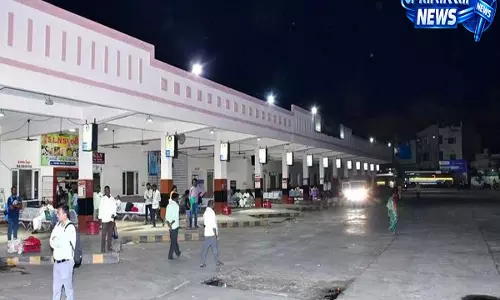 राज्य भर में तेलंगाना RTC हड़ताल से ट्रांसपोर्ट में रुकावट, सरकार के साथ बातचीत नाकाम राज्य भर में तेलंगाना RTC हड़ताल से ट्रांसपोर्ट में रुकावट, सरकार के साथ बातचीत नाकाम