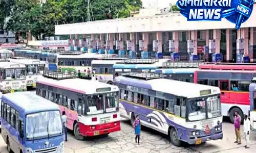 Hyderabad: RTC हड़ताल के बीच महिलाओं और छात्रों को मुश्किलों का सामना करना पड़ रहा Hyderabad: RTC हड़ताल के बीच महिलाओं और छात्रों को मुश्किलों का सामना करना पड़ रहा