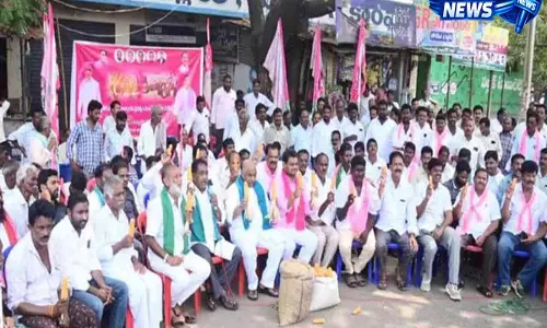 Khammam: फसल खरीद में देरी पर खम्मम के किसान सड़कों पर उतरे, विरोध प्रदर्शन