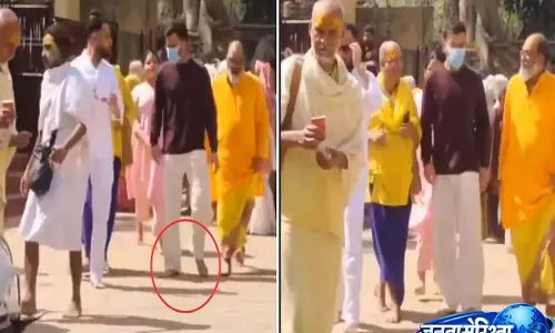 विराट कोहली, अनुष्का शर्मा ने वृंदावन की चिलचिलाती गर्मी में नंगे पैर चलकर प्रेमानंद महाराज का आशीर्वाद लिया विराट कोहली, अनुष्का शर्मा ने वृंदावन की चिलचिलाती गर्मी में नंगे पैर चलकर प्रेमानंद महाराज का आशीर्वाद लिया