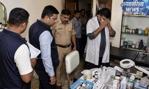 Bandra वेस्ट में फर्जी डॉक्टर का भंडाफोड़, बिना डिग्री क्लिनिक चलाने का खुलासा Bandra वेस्ट में फर्जी डॉक्टर का भंडाफोड़, बिना डिग्री क्लिनिक चलाने का खुलासा
