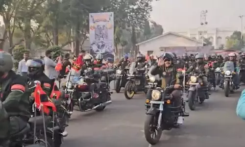 Kolkata: बाइक रैली में पीछे बैठना भी बना नियम उल्लंघन