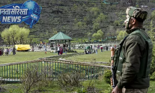Pahalgam हमले की बरसी पर कश्मीर में सुरक्षा सख्त, पर्यटकों की वापसी जारी Pahalgam हमले की बरसी पर कश्मीर में सुरक्षा सख्त, पर्यटकों की वापसी जारी