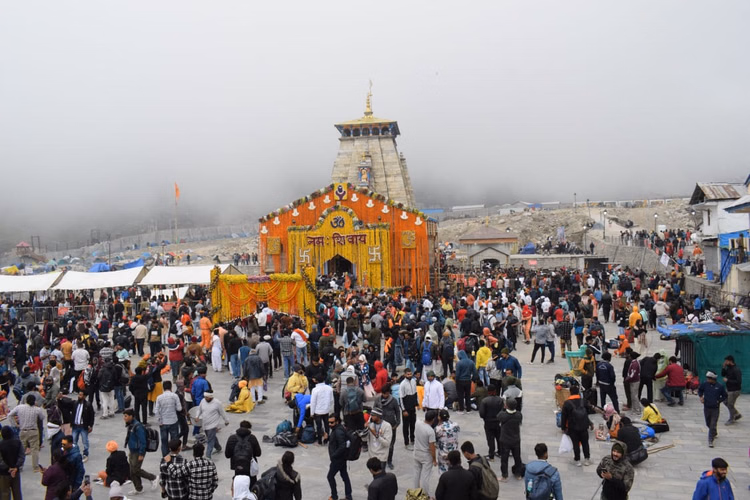 Gaurikund: केदारनाथ में आस्था का सैलाब, भक्तों की उमड़ी भीड़ Gaurikund: केदारनाथ में आस्था का सैलाब, भक्तों की उमड़ी भीड़