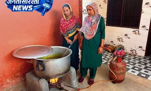 Karnal LPG की कमी: स्कूलों को मिड-डे मील में लकड़ी जलाने की अनुमति