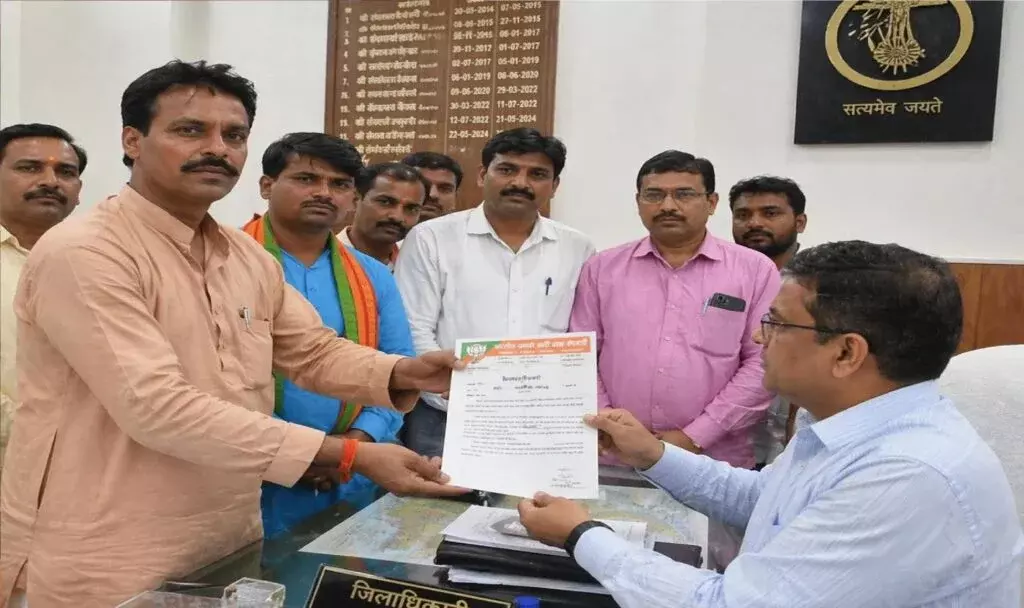 Shahjahanpur: डीएम से गेहूं केंद्रों पर सुधार की अपील Shahjahanpur: डीएम से गेहूं केंद्रों पर सुधार की अपील