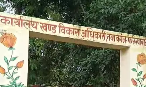 Nawabganj: लापरवाही पर प्रशासन सख्त, दो सफाईकर्मी दंडित Nawabganj: लापरवाही पर प्रशासन सख्त, दो सफाईकर्मी दंडित
