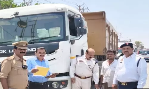 Farrukhabad: एआरटीओ व यातायात पुलिस का संयुक्त चेकिंग अभियान Farrukhabad: एआरटीओ व यातायात पुलिस का संयुक्त चेकिंग अभियान