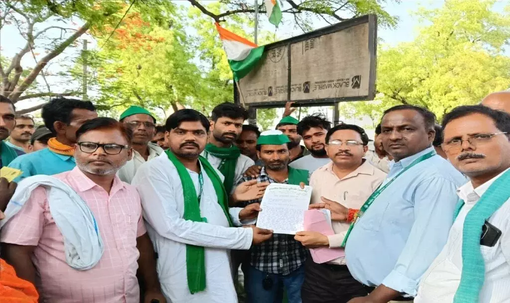 Farrukhabad: बिजली संकट को लेकर किसानों ने किया प्रदर्शन Farrukhabad: बिजली संकट को लेकर किसानों ने किया प्रदर्शन