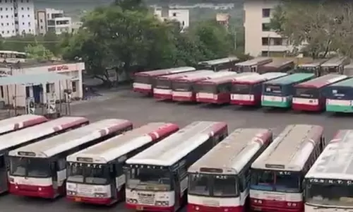 तेलंगाना में रोडवेज कर्मचारियों की हड़ताल के चलते आरटीसी बस सेवाएं ठप