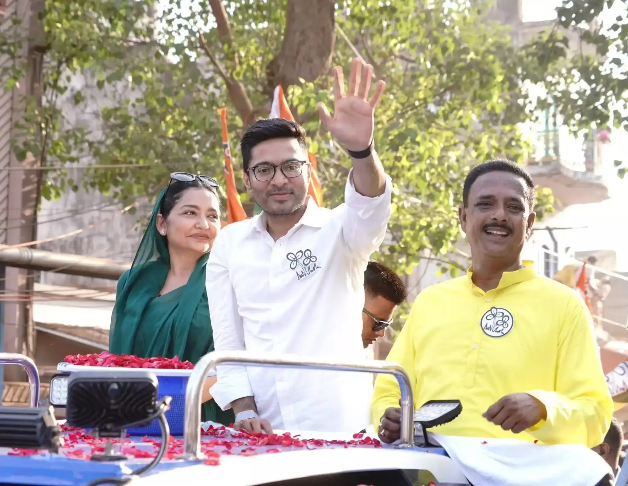 Kharagpur: चुनावी रोड शो में अभिषेक बनर्जी का बड़ा ऐलान