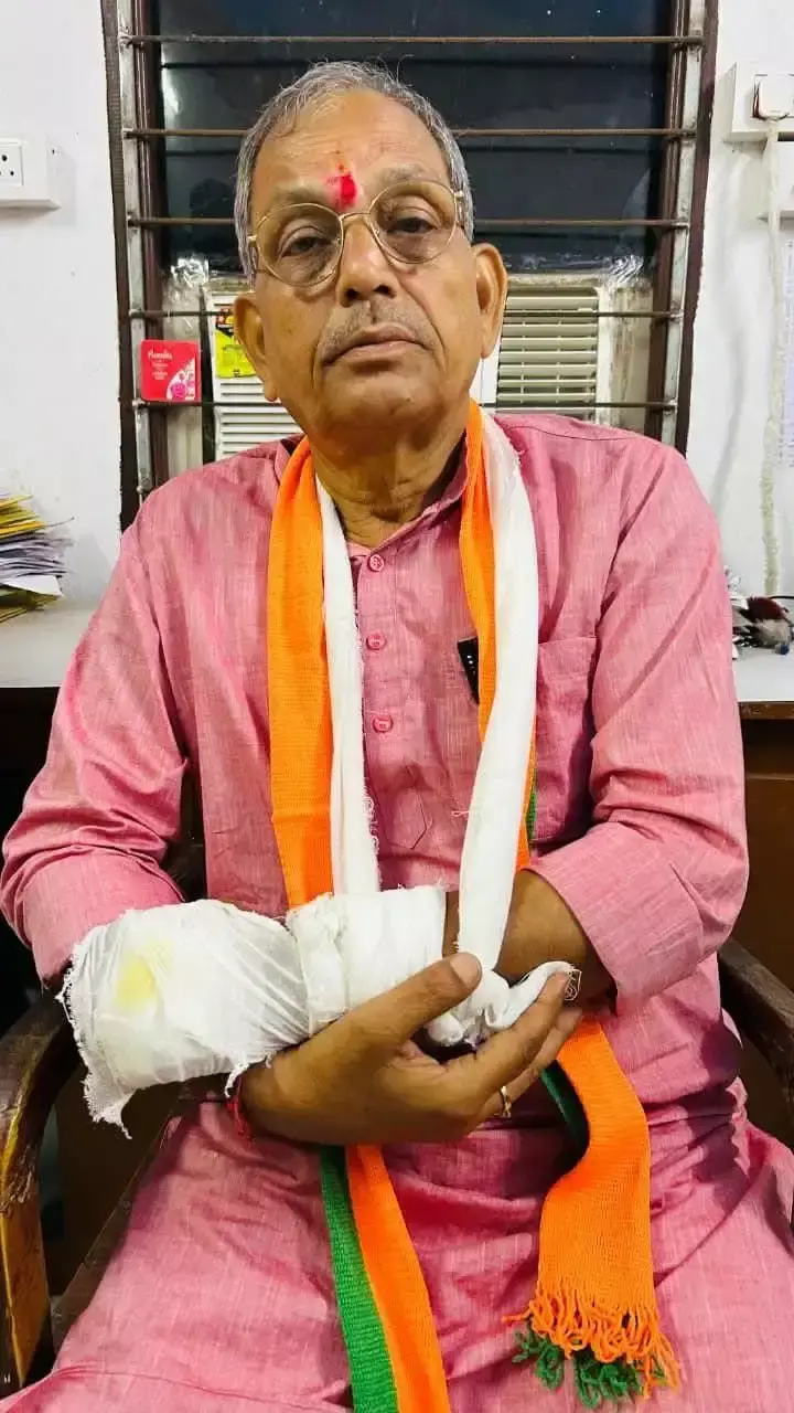 West Medinipur: भाजपा उम्मीदवार पर हमले से इलाके में हड़कंप West Medinipur: भाजपा उम्मीदवार पर हमले से इलाके में हड़कंप