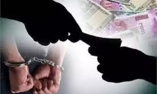 Indore: भ्रष्टाचार के खिलाफ बड़ी कार्रवाई, तीन अधिकारी पकड़े गए