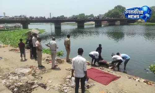 महादेवघाट में महिला की लाश मिली, दूसरे जगह हत्या कर यहां ठिकाना लगाने की आशंका महादेवघाट में महिला की लाश मिली, दूसरे जगह हत्या कर यहां ठिकाना लगाने की आशंका