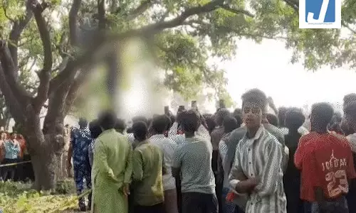 बगीचे में पेड़ से लटका मिला युवक-युवती का शव, पुलिस जांच में जुटी बगीचे में पेड़ से लटका मिला युवक-युवती का शव, पुलिस जांच में जुटी