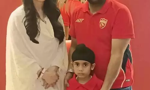 Preity Zinta ने बाढ़ राहत में मदद करने वाले बच्चे को किया सम्मानित