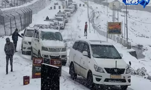 Sikkim: पूर्वी सिक्किम में भारी बर्फबारी के बाद फंसे पर्यटकों और स्थानीय लोगों को सेना ने बचाया