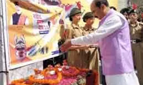 Maharashtra के मंत्रियों ने शहीद के परिवार को दिया नया घर, उद्घाटन किया