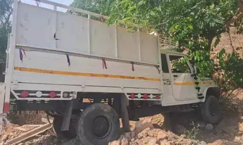 ब्रेक फेल से पिकअप दुर्घटनाग्रस्त, 9 श्रद्धालु घायल ब्रेक फेल से पिकअप दुर्घटनाग्रस्त, 9 श्रद्धालु घायल