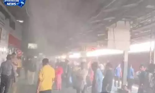 रेलवे स्टेशन में पानी फुहारें का इंतजाम, यात्रियों को गर्मी से मिल रही राहत रेलवे स्टेशन में पानी फुहारें का इंतजाम, यात्रियों को गर्मी से मिल रही राहत