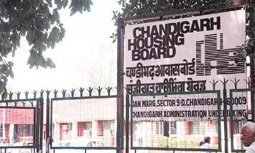 Chandigarh: हाउसिंग बोर्ड की बड़ी कार्रवाई, 32 हजार निर्माणों पर शिकंजा Chandigarh: हाउसिंग बोर्ड की बड़ी कार्रवाई, 32 हजार निर्माणों पर शिकंजा