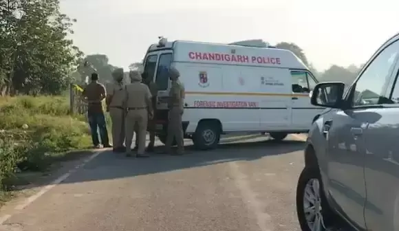 Chandigarh: एनकाउंटर के बाद गैंगस्टर पुलिस के हत्थे चढ़ा Chandigarh: एनकाउंटर के बाद गैंगस्टर पुलिस के हत्थे चढ़ा