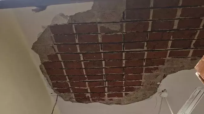 Agra: पालीवाल परिसर में प्लास्टर गिरने से मचा हड़कंप Agra: पालीवाल परिसर में प्लास्टर गिरने से मचा हड़कंप