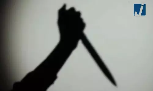कमरे से मिला मां-बेटी का शव, पति को हिरासत में लेकर पूछताछ कर रही पुलिस