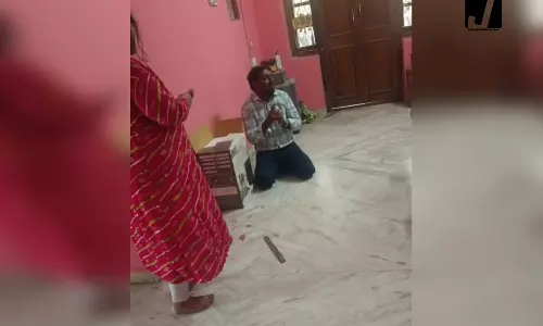 महिला से छेड़छाड़ के आरोप में युवक की पिटाई, वीडियो वायरल; केस दर्ज महिला से छेड़छाड़ के आरोप में युवक की पिटाई, वीडियो वायरल; केस दर्ज
