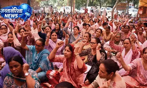 Anganwadi कार्यकर्ताओं ने प्रदर्शन कर ‘सील्ड’ मोबाइल की मांग की Anganwadi कार्यकर्ताओं ने प्रदर्शन कर ‘सील्ड’ मोबाइल की मांग की