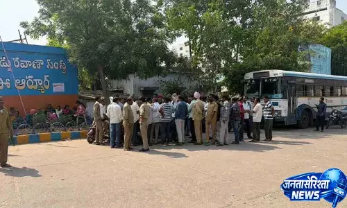 आर्मूर RTC हड़ताल: ACP वेंकटेश्वर रेड्डी ने डिपो पर विरोध प्रदर्शन की निगरानी की आर्मूर RTC हड़ताल: ACP वेंकटेश्वर रेड्डी ने डिपो पर विरोध प्रदर्शन की निगरानी की