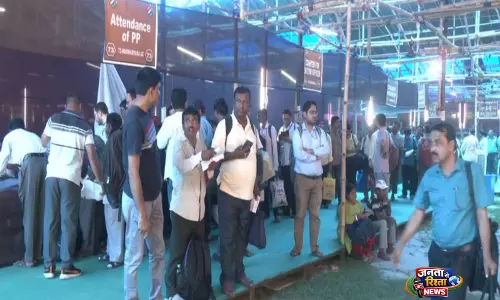 पश्चिम बंगाल में मतदान के पहले चरण की तैयारियों के बीच, कड़ी सुरक्षा के साथ EVM की रवानगी शुरू पश्चिम बंगाल में मतदान के पहले चरण की तैयारियों के बीच, कड़ी सुरक्षा के साथ EVM की रवानगी शुरू