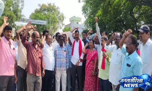 RTC कर्मचारियों की हड़ताल की ज़िम्मेदारी सरकार को लेनी चाहिए: MLC नेल्लिकंती सत्यम RTC कर्मचारियों की हड़ताल की ज़िम्मेदारी सरकार को लेनी चाहिए: MLC नेल्लिकंती सत्यम