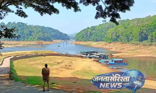 Kerala : यात्रियों की संख्या कम होने से थेक्कडी बोट राइड संकट में Kerala : यात्रियों की संख्या कम होने से थेक्कडी बोट राइड संकट में