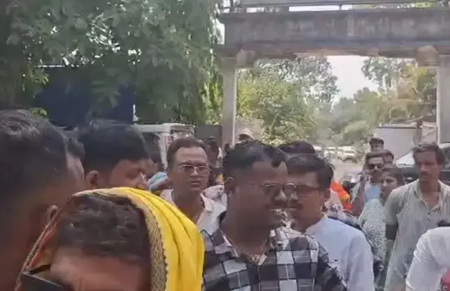 Asansol: भाजपा कार्यकर्ता की गिरफ्तारी के खिलाफ थाने का घेराव