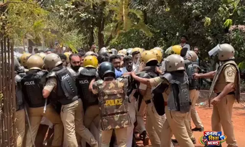 केरल: कन्नूर में BDS छात्रा की मौत को लेकर यूथ कांग्रेस के विरोध प्रदर्शन के दौरान झड़प केरल: कन्नूर में BDS छात्रा की मौत को लेकर यूथ कांग्रेस के विरोध प्रदर्शन के दौरान झड़प