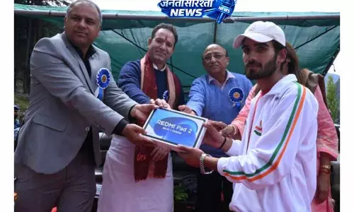 Sunil Sharma ने स्टूडेंट्स को लर्निंग टैबलेट बांटे Sunil Sharma ने स्टूडेंट्स को लर्निंग टैबलेट बांटे