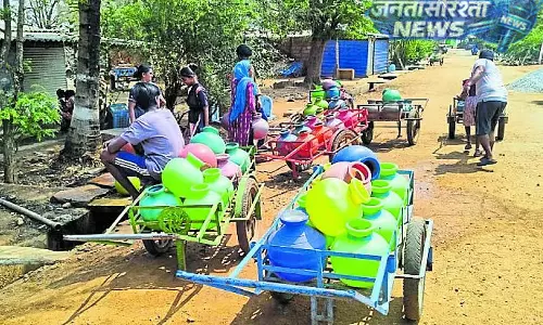 Karnataka : गांववालों ने पानी का टैक्स देने से मना कर दिया Karnataka : गांववालों ने पानी का टैक्स देने से मना कर दिया