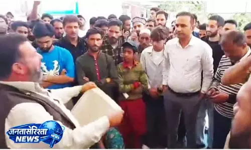 स्टाफ की कमी के विरोध में BJP नेता ने अस्पताल में ताला जड़ा स्टाफ की कमी के विरोध में BJP नेता ने अस्पताल में ताला जड़ा