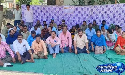 राज्यव्यापी RTC हड़ताल: कोरुटला कर्मचारियों ने विरोध प्रदर्शन किया राज्यव्यापी RTC हड़ताल: कोरुटला कर्मचारियों ने विरोध प्रदर्शन किया