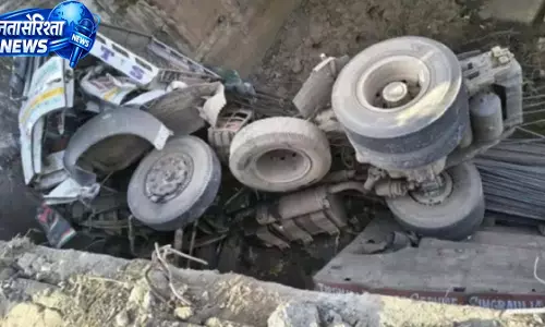 BREAKING: सरिया से भरा ट्रक नहर में गिरा, तीन की दर्दनाक मौत
