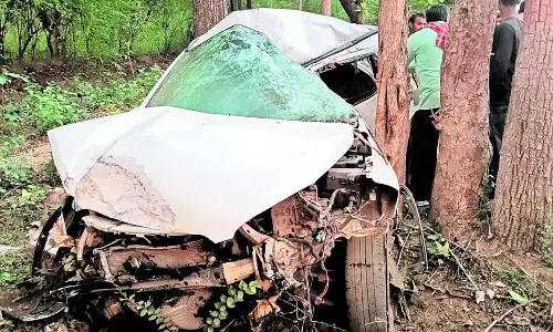 Karnataka : करका क्रॉस के पास दर्दनाक हादसा, कार पेड़ से टकराई, दो की मौत Karnataka : करका क्रॉस के पास दर्दनाक हादसा, कार पेड़ से टकराई, दो की मौत