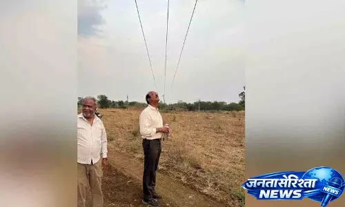 Farmer ने नीचे लटकते बिजली के तारों के बारे में चेतावनी दी Farmer ने नीचे लटकते बिजली के तारों के बारे में चेतावनी दी