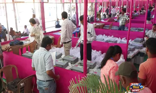 पश्चिम बंगाल विधानसभा चुनाव: पहले चरण से पहले बांकुरा विश्वविद्यालय में मतदान दलों ने EVM जमा किए पश्चिम बंगाल विधानसभा चुनाव: पहले चरण से पहले बांकुरा विश्वविद्यालय में मतदान दलों ने EVM जमा किए