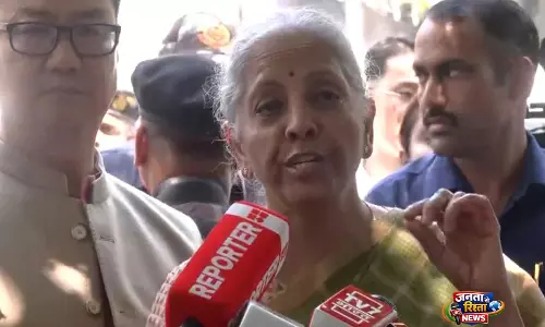 निर्मला सीतारमण ने PM के खिलाफ खड़गे की टिप्पणियों पर पलटवार किया निर्मला सीतारमण ने PM के खिलाफ खड़गे की टिप्पणियों पर पलटवार किया