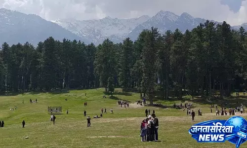 Pahalgam Attack के बाद कश्मीर में टूरिज्म फिर से बढ़ा, 39 जगहें सुरक्षा के बीच फिर से खुलीं Pahalgam Attack के बाद कश्मीर में टूरिज्म फिर से बढ़ा, 39 जगहें सुरक्षा के बीच फिर से खुलीं