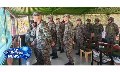 उत्तरी सेना कमांडर ने LOC पर ऑपरेशनल तैयारियों की समीक्षा की उत्तरी सेना कमांडर ने LOC पर ऑपरेशनल तैयारियों की समीक्षा की